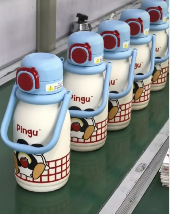 A Thermos Cup készítéséhez nemcsak a gyönyörű megjelenés, hanem a belső és kívülről is jól kell lennie.