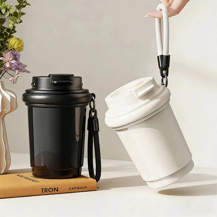 A szigetelt pohár hidegen tartható